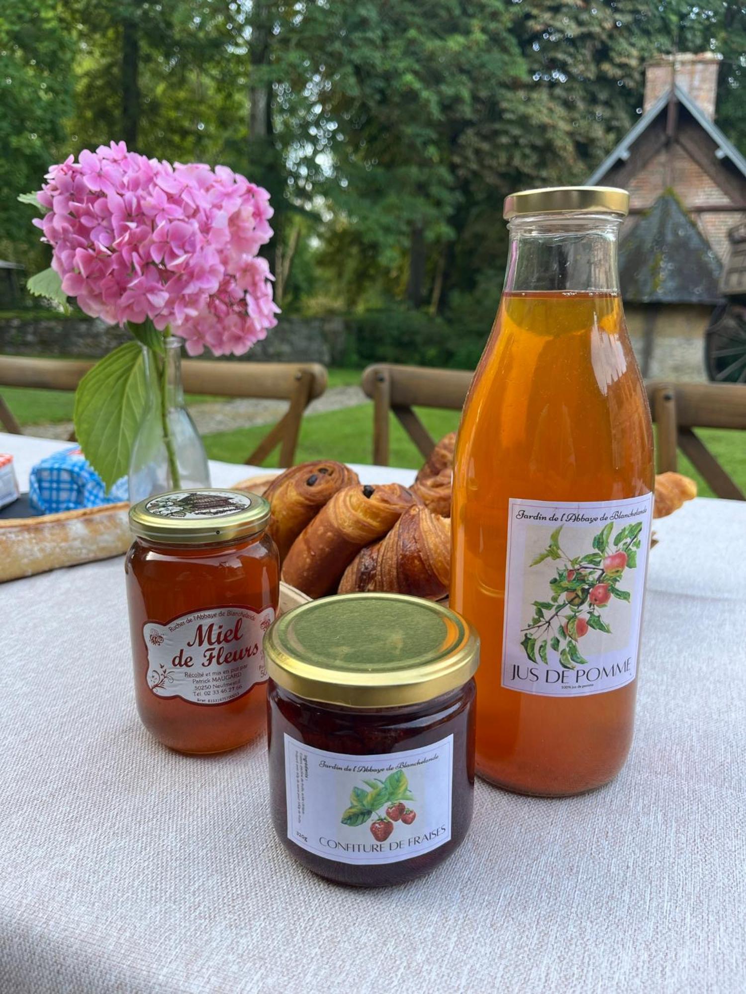 Abbaye De Blanchelande Bed and Breakfast Neufmesnil Εξωτερικό φωτογραφία